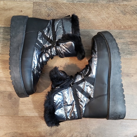 Shoes - Snow Boots On The Platform Silver